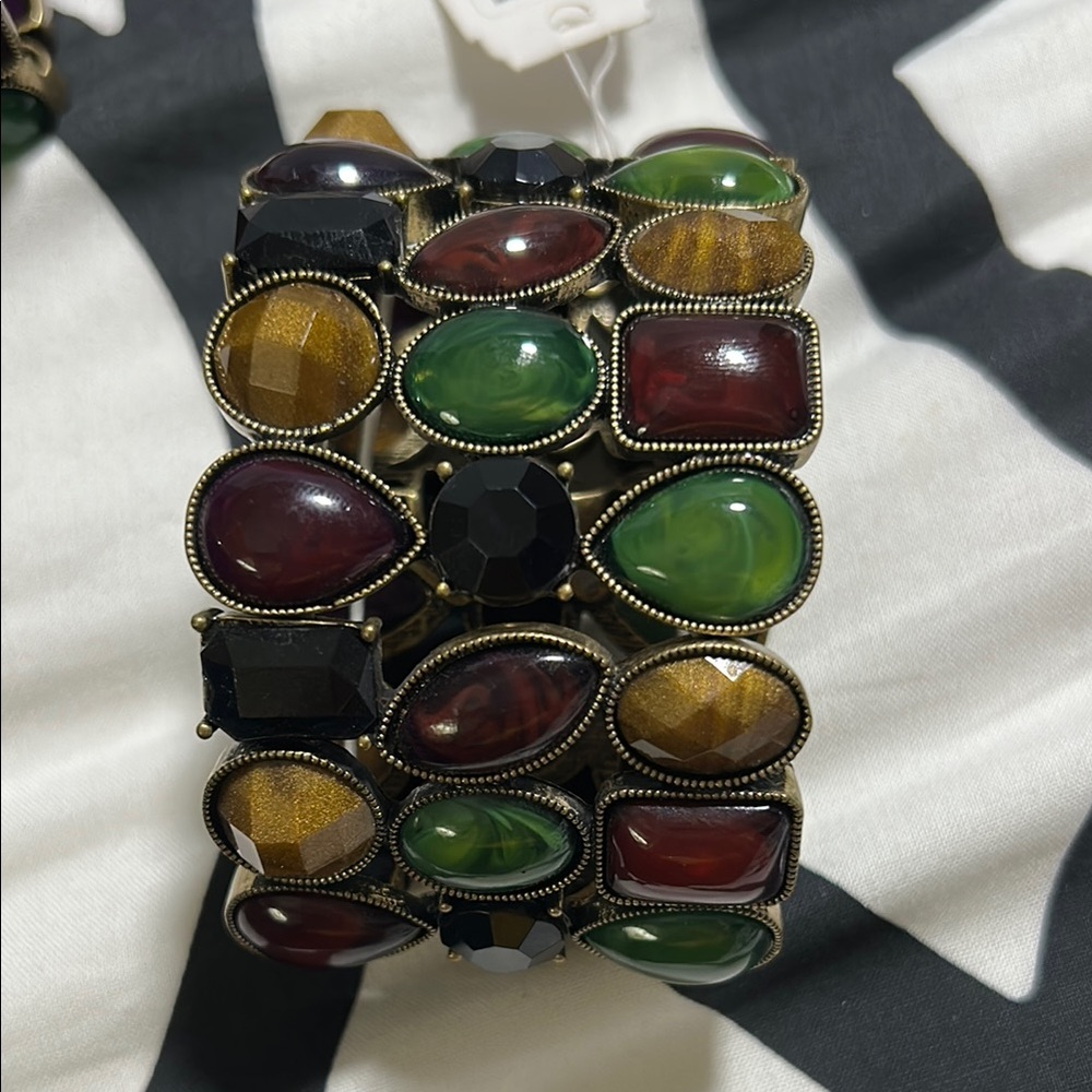 Black and Green Stretch Bracelet with Vintage-Inspired Design NWT